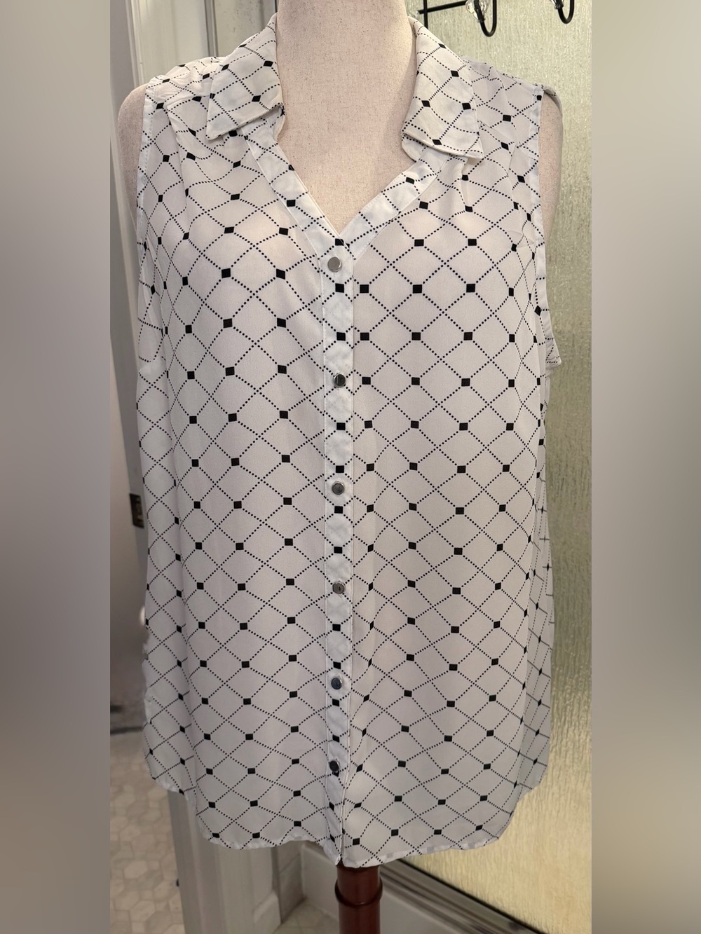 Roz & Ali Black & White Diamond Print Sleeveless Button Down Blouse 2X